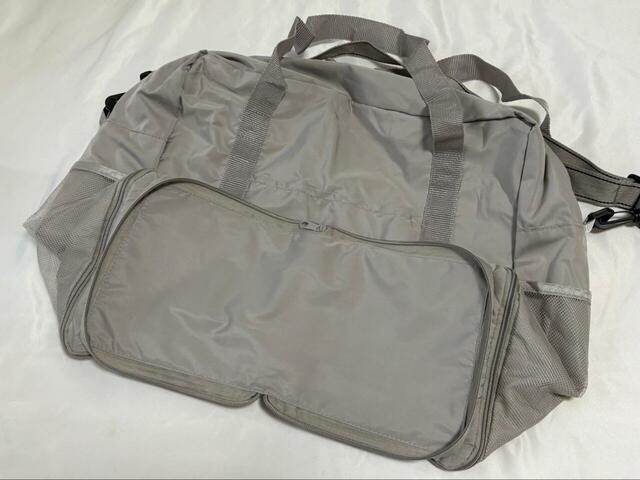 【3COINS 《3WAY》キャリーオン折りたたみバッグ】折りたたんでコンパクトに持ち運べます！バッグの底を裏面側に折りたたんで…⇒