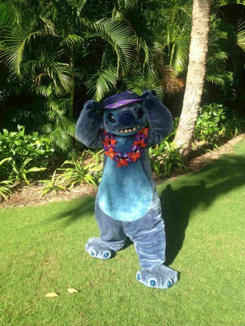 白ではなく、赤いレイを首にかけてハロウィーンのお祝いモードに！ 