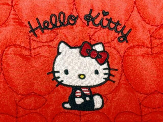 フロントにはキティちゃんの刺繍入りデザイン。ちょこんと座った姿が愛らしい♪