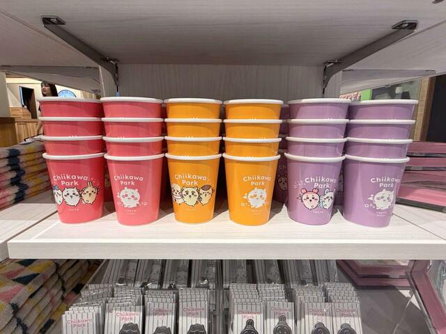食器類も豊富。かわいいプラスチック製のカップも展開されています