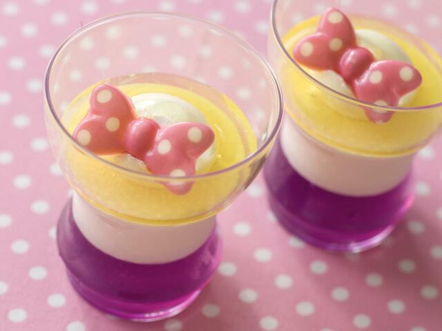 レモンゼリー＆チーズ風味のムース 550円｜東京ディズニーランド「ディズニー・パルパルーザ“ミニーのファンダーランド”」スペシャルメニュー｜東京ディズニーリゾート40周年“ドリームゴーラウンド”｜発売期間：2024年1月9日（火）〜3月31日（日）｜販売店舗：東京ディズニーランド「スウィートハート・カフェ」「グランマ・サラのキッチン」
