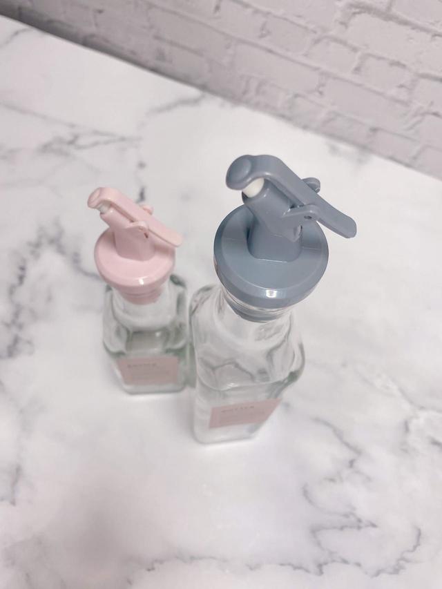 【Francfranc（フランフラン）】オイル＆ビネガーボトル S ピンク／税込500円・オイル＆ビネガーボトル L グレー／税込600円