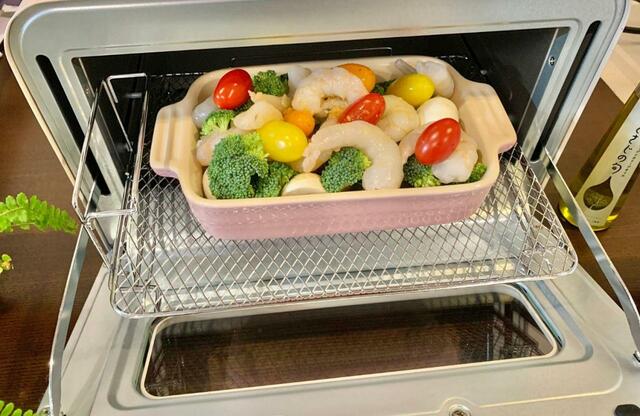 【アイリスオーヤマ スチームカーボントースター】とにかく庫内が広い！グラタン皿も余裕で入ります