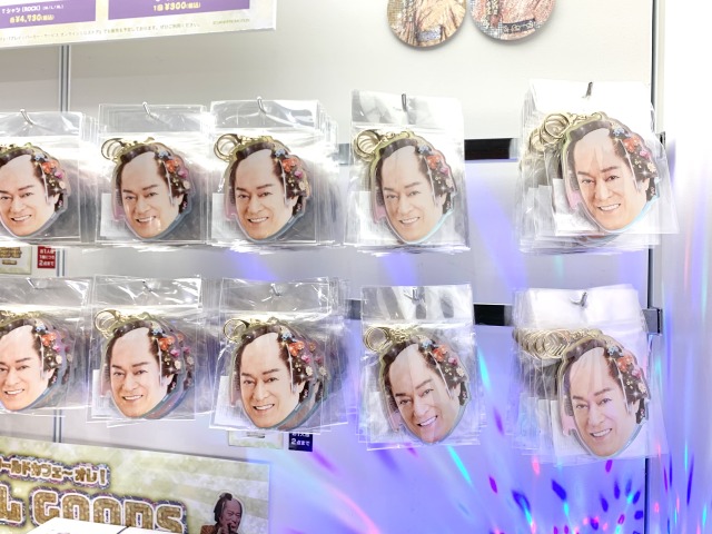 大きな笑顔のアクリルキーホルダー(花ざかり)880円