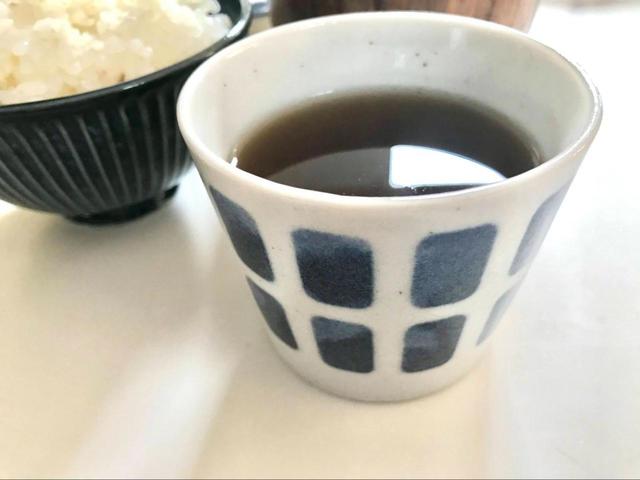 【ニトリ　フリーカップ　カル：エクレ（青格子）】税込407円。コップとしてもつゆ入れとしてもマルチに使える