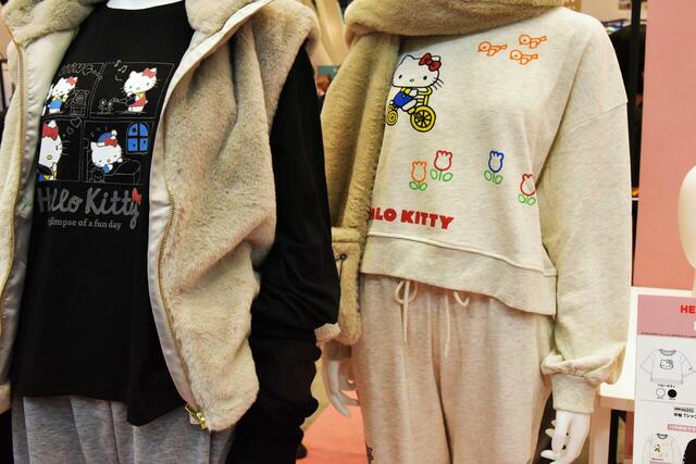 【ワークマン】Sanrio characters ハローキティ　ブラックが長袖Ｔで白がスウェット