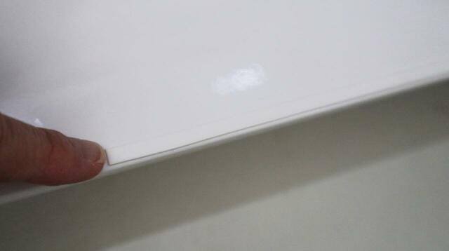 【山崎実業 tower 伸縮キッチン引き出し中ラック ワイド】天板の両端にライン状にすべり止めシールを貼ります。両面テープ式なので貼るのも直すのも簡単♪