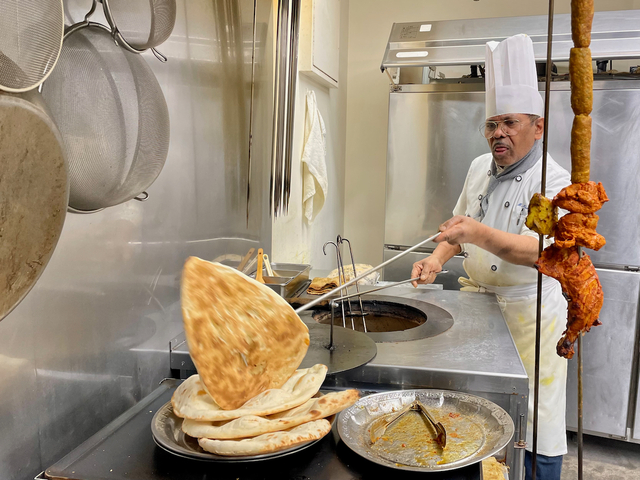 【インド宮廷料理 マシャール】ナーンを取り出すフセイン料理長