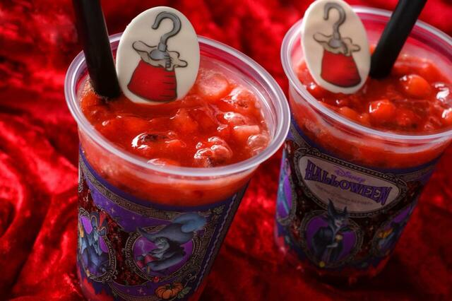 スパークリングゼリードリンク(コカ・コーラ&ストロベリー) 700円|東京ディズニーリゾート「ディズニー・ハロウィーン」スペシャルメニュー|販売店舗:東京ディズニーランド「ザ・ガゼーボ」「ヒューイ・デューイ・ルーイのグッドタイム・カフェ」「プラズマ・レイズ・ダイナー」|販売期間:2025年9月16日(火)〜10月31日(金)