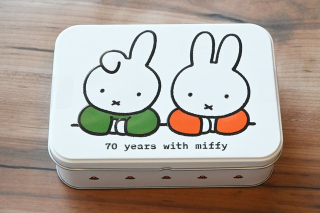 【誕生70周年記念 ミッフィー展／角缶　アイシングビスケット ￥1,728】展示会のお土産にもぴったりなアイシングビスケット缶