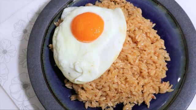 【カルディ しびれ麻辣メシのたれ】しびれるご飯の上に目玉焼きをどーん