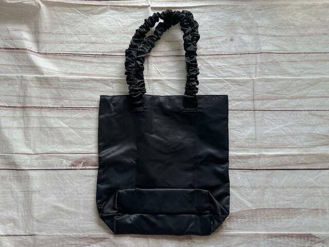 バックも装飾がないシンプルなデザイン