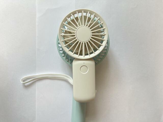 【無印良品 充電式モバイルハンディファン Francfranc フレ ハンディファン】重ねてみるとサイズの違いが分かりやすい