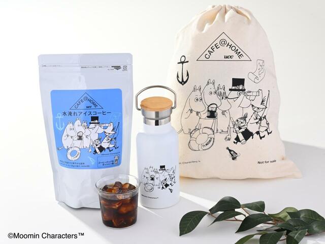 「オリジナル巾着付き『CAFE@HOME ムーミン谷 水淹れアイスコーヒー&ボトルセット」＜価格：4,499円（税込）＞【ムーミンのオリジナル巾着付きセットも♪『CAFE@HOME ムーミン谷 水淹れアイスコーヒー』が4月23日より数量限定で登場！】