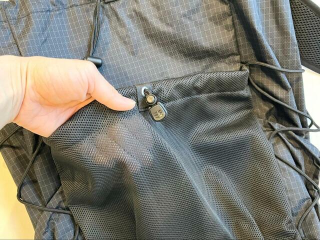 【無印良品 撥水リップストップリュックサック】外側には大きなメッシュポケットが1つ。こちらもドローコード仕様です