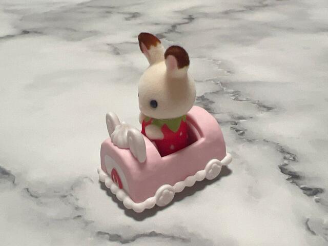 赤ちゃんがイチゴの役割を果たしているように見えますね♪