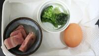 【長谷園 エッグベーカー】ベーコンエッグの材料。いずれも冷蔵庫・冷凍庫から出すだけ