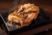 「ジューシーチキン」 <価格:3,800円(税込)>【【3,800円】衝撃のお得価格で2026年の肉納め!大人気「リブステーキ」も「大トロビーフ」も全部食べ放題!事前予約でアルコール飲み放題が無料に!】