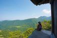 【倉吉・三朝エリア】三徳山 三佛寺 投入堂｜投入堂までの途中には周辺の深い山を一望できる文殊堂が。ここで景色を眺めながら休憩を   画像：PIXTA
