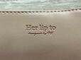 さりげなく型押しされている「Her lip to」のロゴがうれしい♡『Her lip to 5th Anniversary Book One Handle Bag ver.Her lip to』小嶋陽菜完全監修「ハーリップトゥ」One Handle Bag（ワンハンドルバッグ）価格：3,289円（税込）