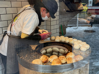 台湾グルメ】 熱々スパイシーな「胡椒餅」と台湾茶の組み合わせがガチ旨!『台湾老劉胡椒餅 吉祥寺店』（1/3） - うまい肉