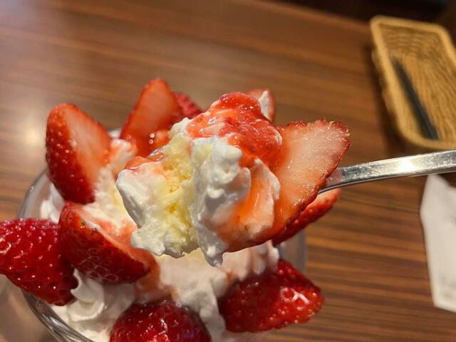 ホイップクリームといちごソースを絡めて食べる、その下にはバニラアイスクリームが。【びっくりドンキーのジョッキパフェ】