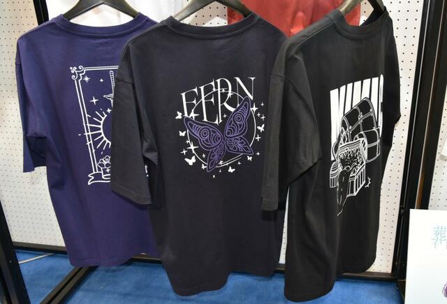 【ワークマン『葬送のフリーレン』第2期プリント半袖Tシャツ】ネイビー（写真中央）は、フェルンの髪飾りをイメージした蝶がモチーフになっています◎