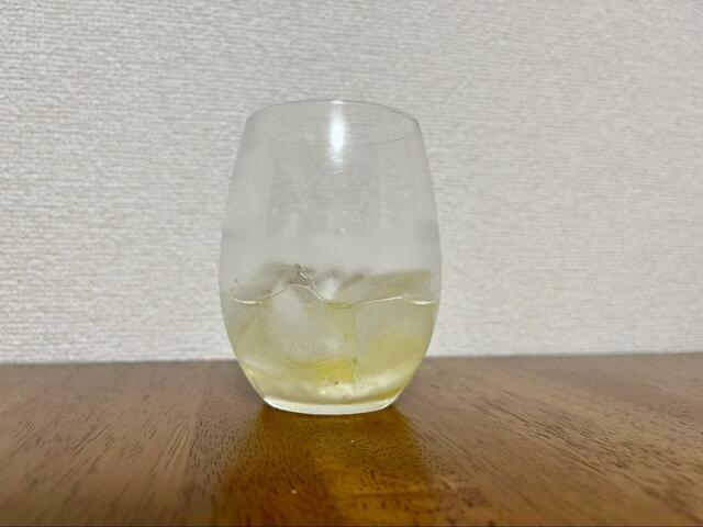 【レモン酒 作り方】ロックのレモン酒は甘酸っぱくて飲みやすいです