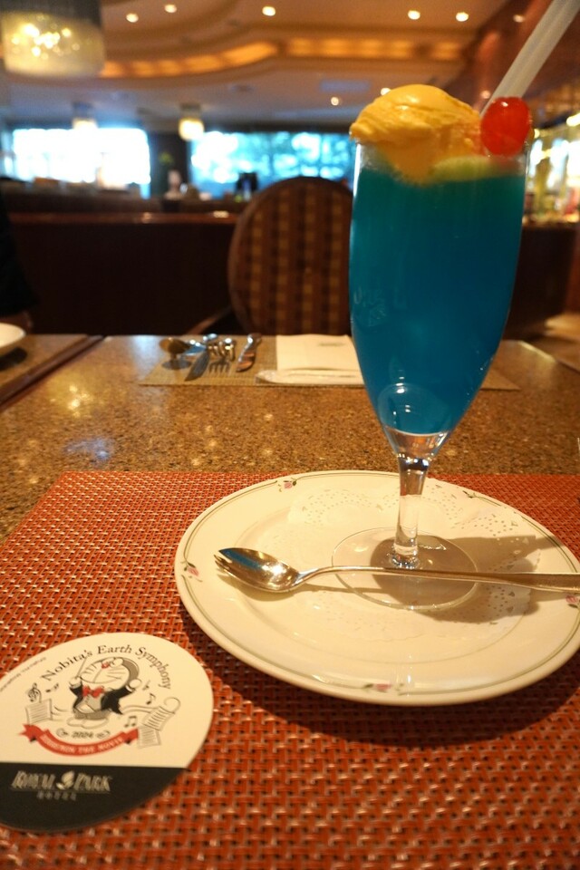 【ロイヤルパークホテル】「ドラえもんのクリームソーダ」オリジナルコースター付1,555円