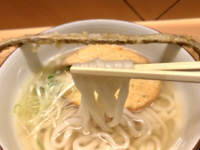 柔らかくて懐かしい食感がする博多うどん