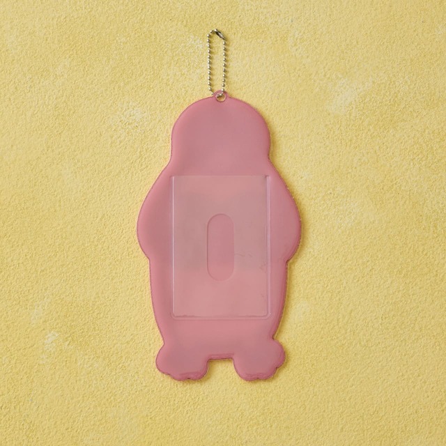 【Suicaのペンギン】「Suicaのペンギン ぷっくりパスケース（読書）」1,360円／後ろ側