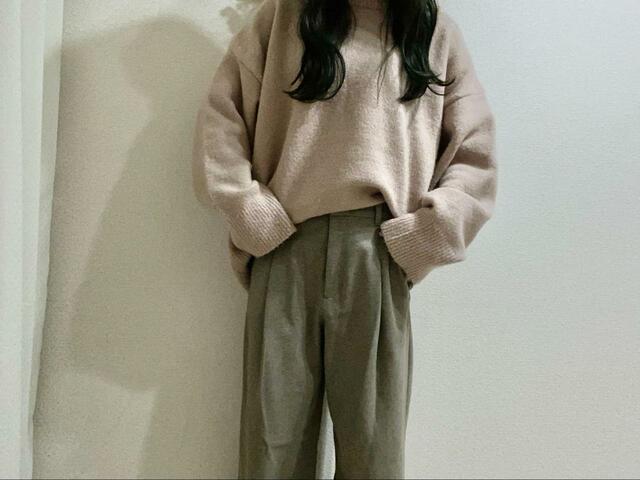 【UNIQLO　ブラッシュドジャージータックワイドパンツ】ニットを合わせたゆるっとコーディネート