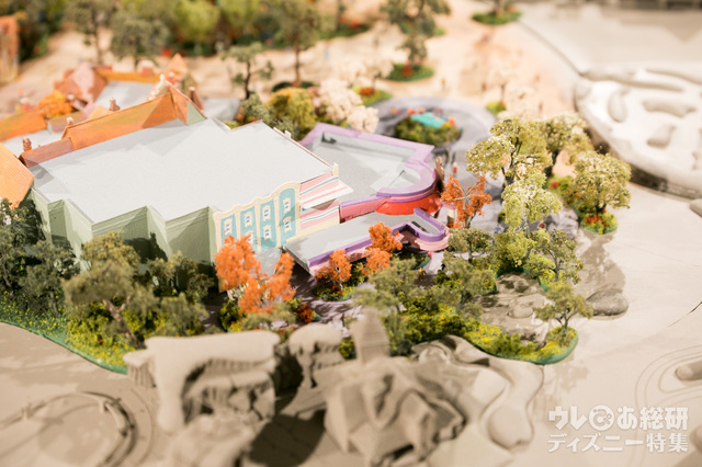 グリーティング施設の外待ち列に見えるスペース。グーフィーの家の裏側。