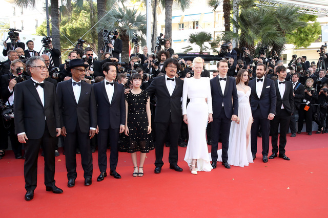 CANNES, FRANCE - MAY 19:  (L-R) Actors Byung Heebong, Giancarlo Esposito, Steven Yeun and Ahn Seo-Hyun, director Bong Joon-Ho and actors Tilda Swinton, Paul Dano, Lily Collins, Jake Gyllenhaal and Devon Bostic attend the 