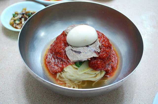 甘味もあるが、かなり辛いソースを麺にからめて食べるピピム冷麺