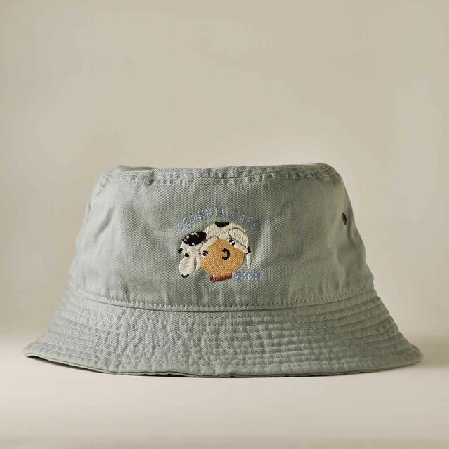 「バケットハット」（ペールブルー/レッド/アイボリー/グリーン）3,795 円（税込）