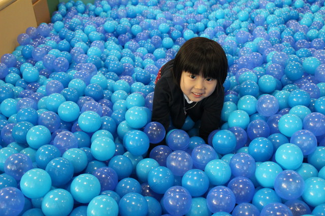 まるで海のようなボールプール。