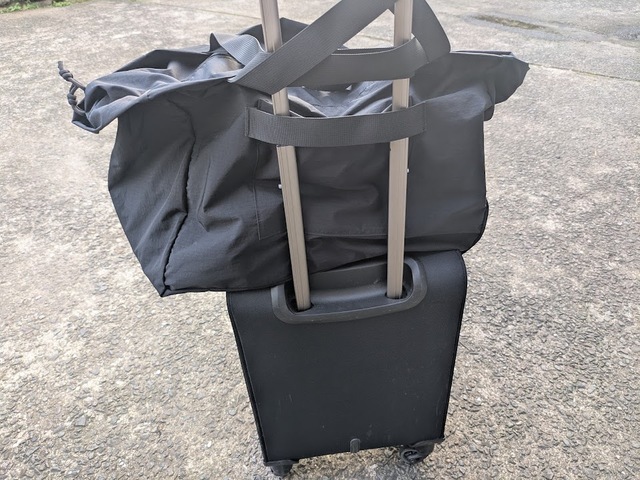 【MILESTO UTILITY　パッカブルビッグトートバッグ】キャリーケースにセットしてみました。旅行時のサブバッグにぴったりです♪