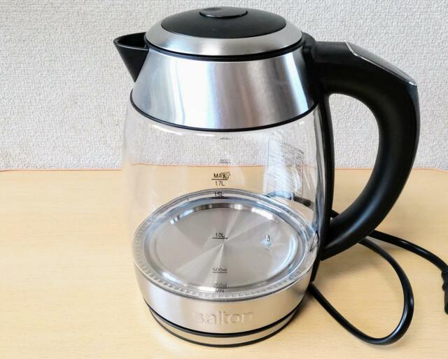 【シナジートレーディング　サルトン 温度コントロール機能付 電気ケトル 1.7L　1個　4280円】スタイリッシュな耐熱ガラス製で水量が見やすい
