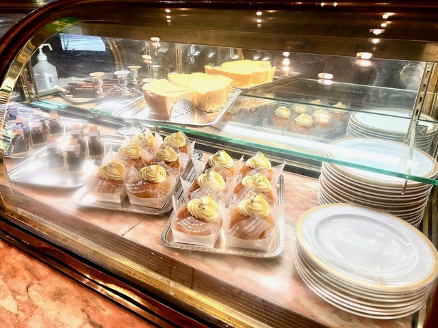 【トリコロール本店】入口の近くに鎮座するショーケースには、おいしそうなケーキが並んでいました