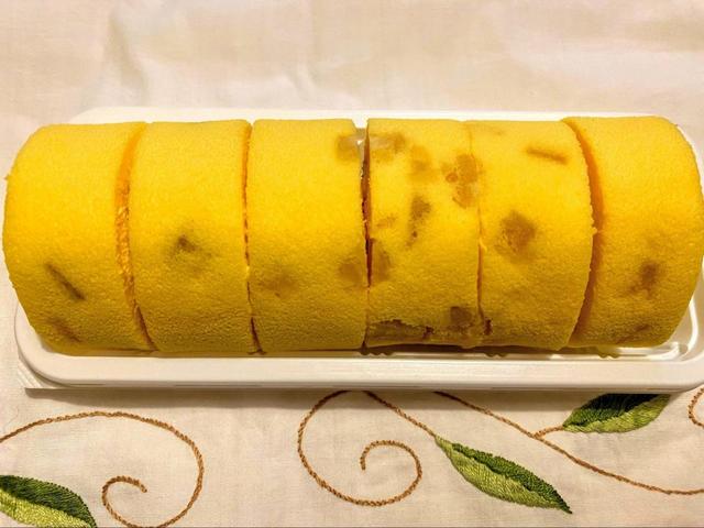 【ローソン おいもさんのもち食感ロール】ごろごろと練りこまれたさつまいも甘露煮