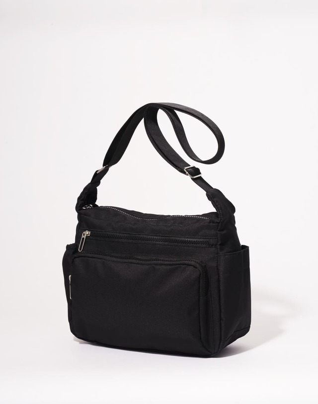 軽量でたためる、ポケットが合計9個ある、使いやすさを重視した撥水ショルダーバッグ付き本が登場