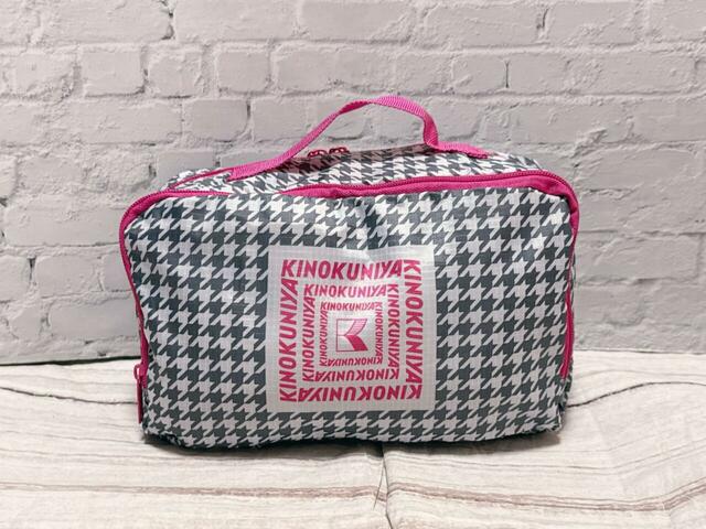 1泊の際の着替えを収納！【付録：KINOKUNIYA セパレート便利ポーチ】