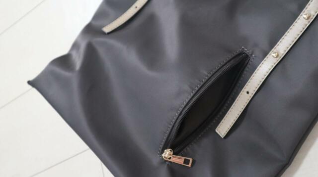 【ROPE PICNIC ショルダーリバーシブルトートバッグ】外ポケットはスマホや二つ折り財布が入るサイズ感。縦型ファスナー開閉で出し入れもスムーズ！