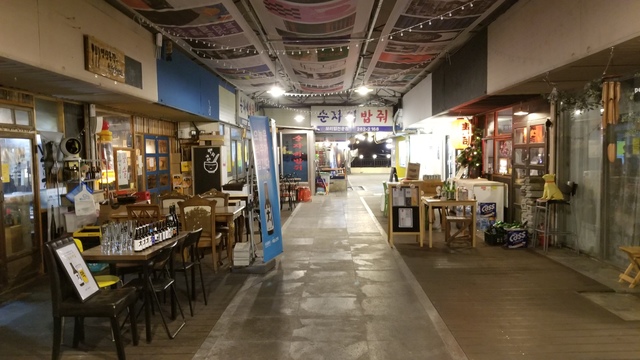 左はクラフトビールの専門店（青年モール）