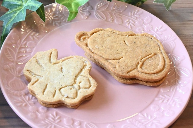 【ヒューモルガン「クッキーアソート スヌーピー缶」】マダガスカル産バニラをふんだんに練り込んだ生地を香ばしく焼き上げ、濃厚なバニラキャラメルをサンドしたクッキー