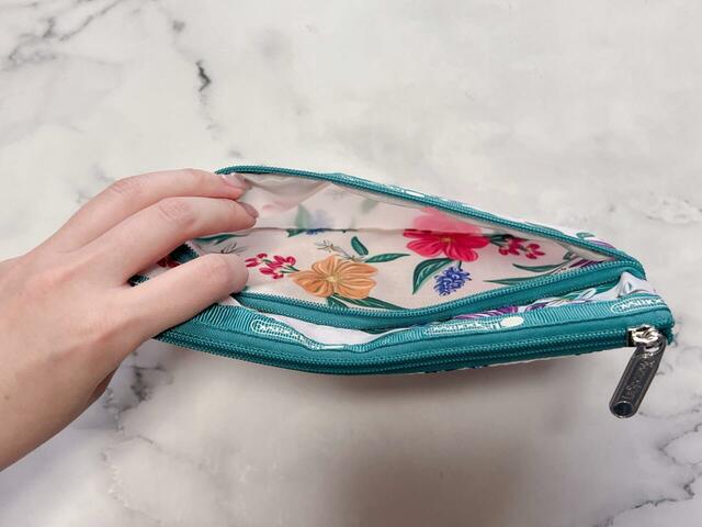 下段のポケットには細々したものを収納すると便利