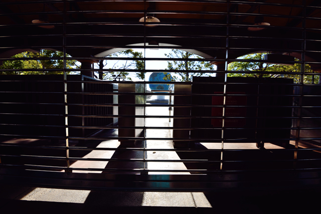 始発でやってきてゲート前、最前列を確保。なかなか見ない光景です。©Disney