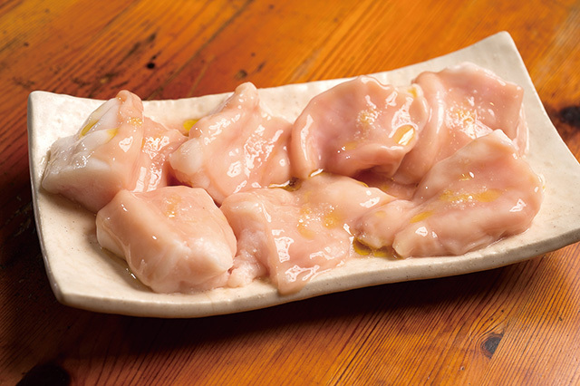 小野田商店（中目黒） 脂つき小腸  540円 脂の旨みがなんともいえない一品。焼き加減がわからない時は店員に尋ねてみよう。