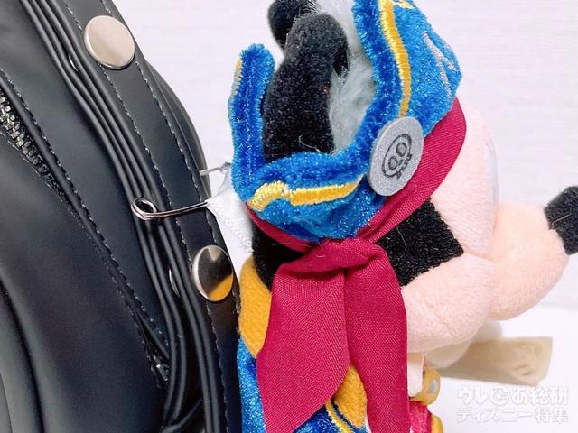 ボタンの間に安全ピンを通します